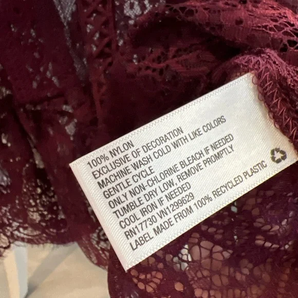 NWT Xhilaration Women's Burgundy Embroidered Lace Overlay Sleeveless Top M - Picture 6 of 9